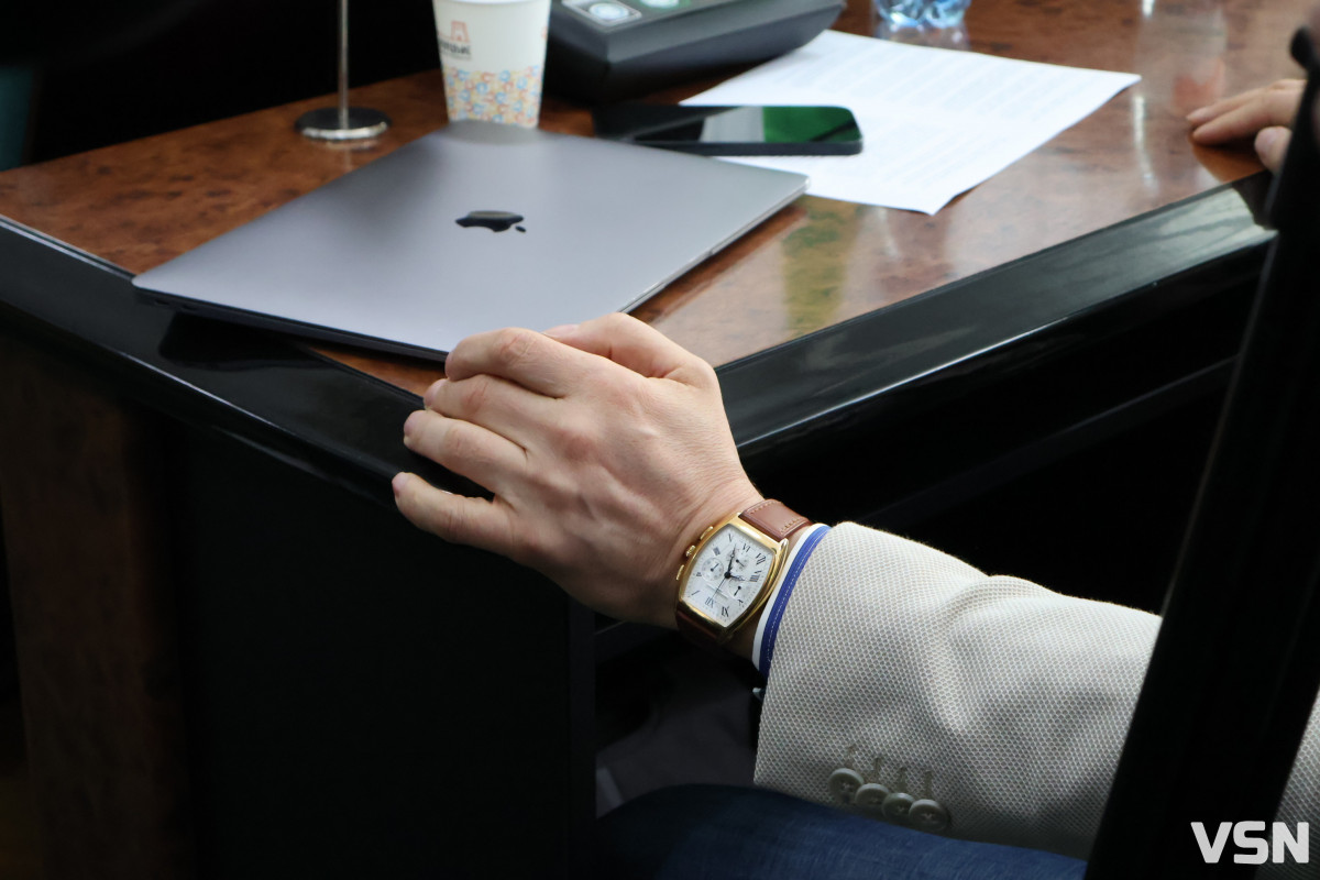 Флешмоб «Шкарпетуйся» і кадрові рішення: що відбулося на 90-й сесії Луцької міськради. Фоторепортаж