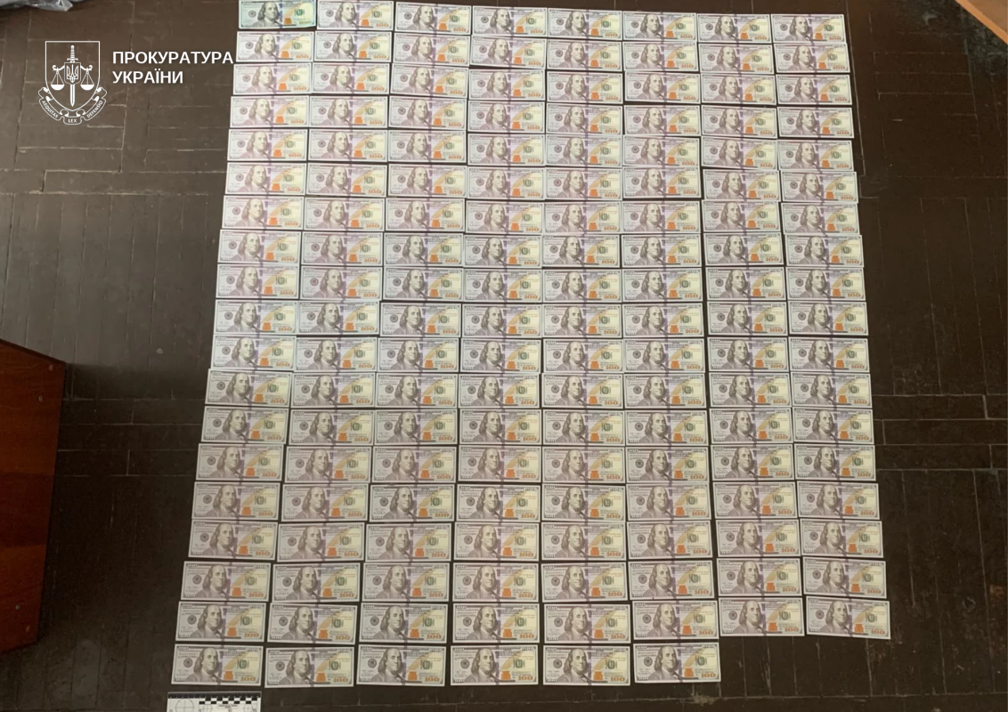 На Волині чоловік за $15 тисяч виготовляв документи для незаконного виїзду за кордон
