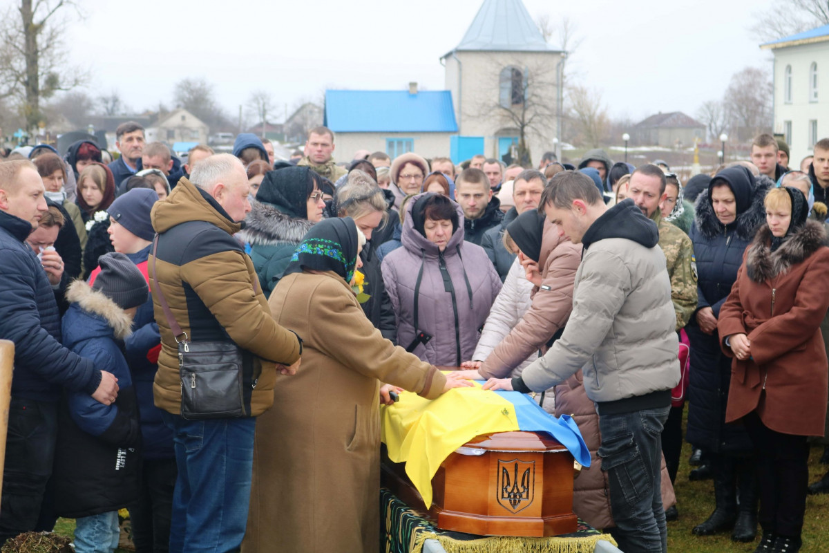 Пів року вважали зниклим безвісти: на Волині всім селом прощалися з 31-річним Героєм Іваном Майструком. Фото