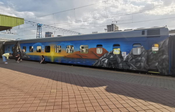 Художник із Луцька розписав вагон «Потяга до перемоги»
