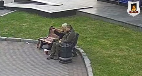 У центрі Луцька дівчина влаштувала «тир» і влучила у тролейбус