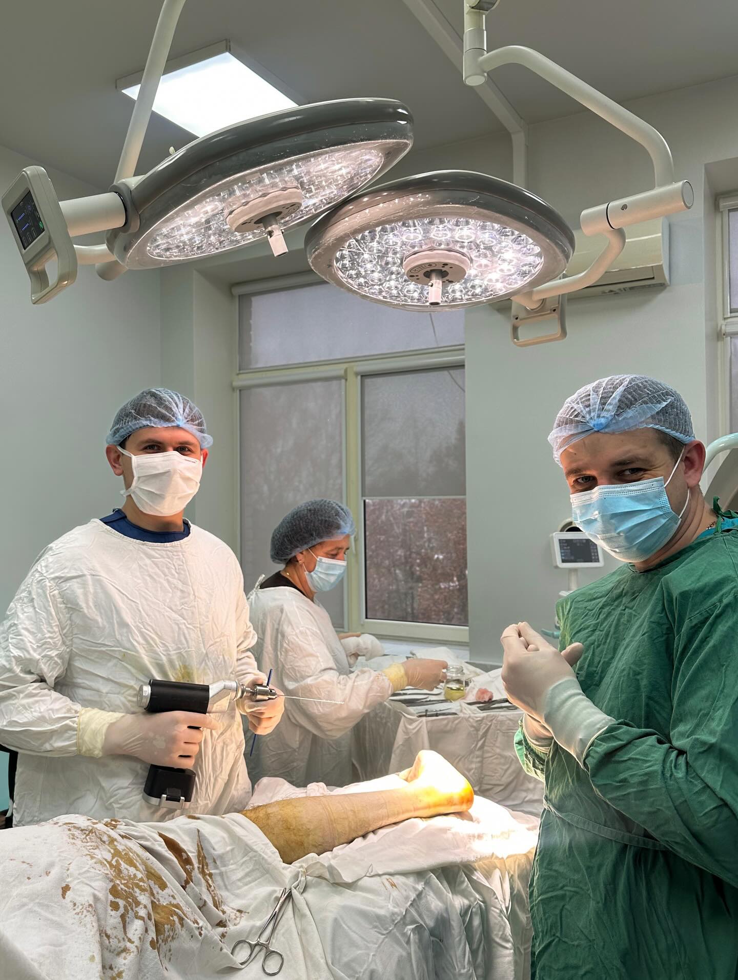 Рідкісне хірургічне втручання: волинські травматологи прооперували обидві п’яти одночасно