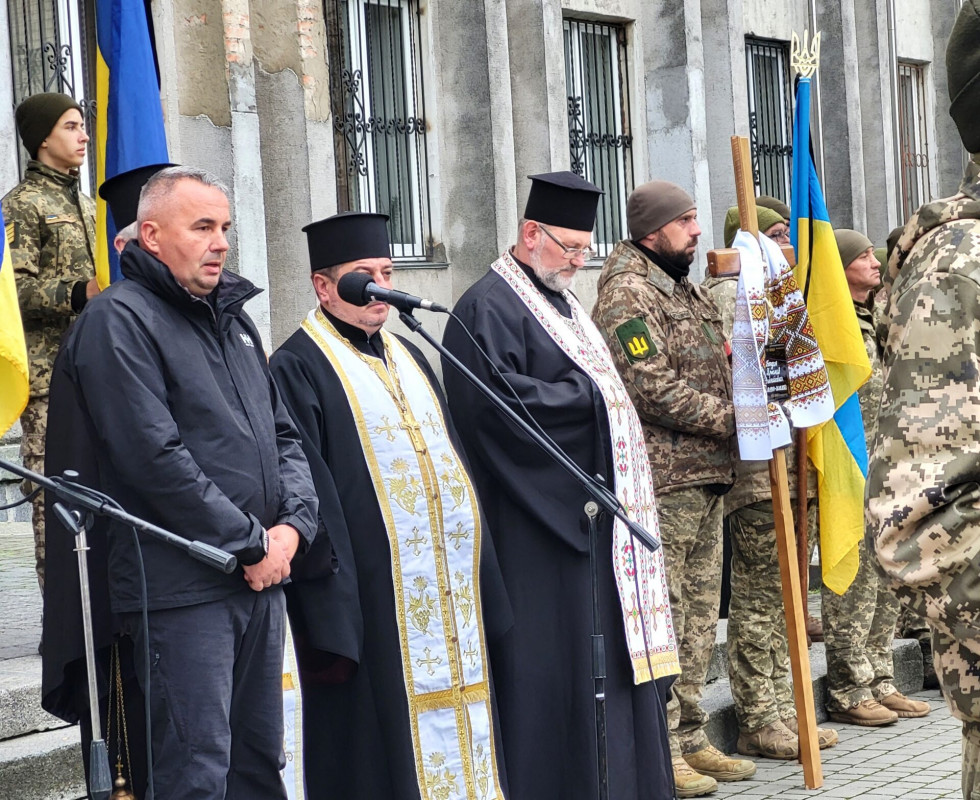 Один син - у полоні, інший - на передовій: на Волині попрощалися із  Героєм Ярославом Богданом