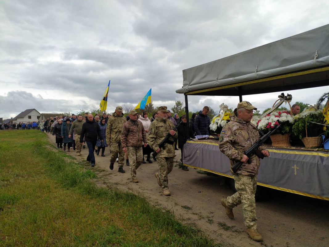 Навіть небо плакало за своїм Героєм: на Волині в останню дорогу провели загиблого Миколу Гапонюка