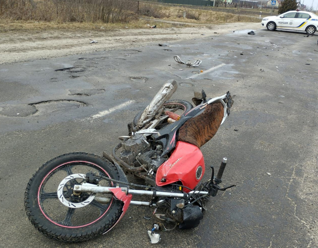 У селищі на Волині мотоцикліст зіткнувся з легковиком