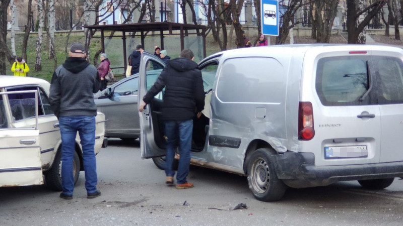 У Луцьку на вулиці Конякіна ДТП: не розминулися два легкових автомобілі
