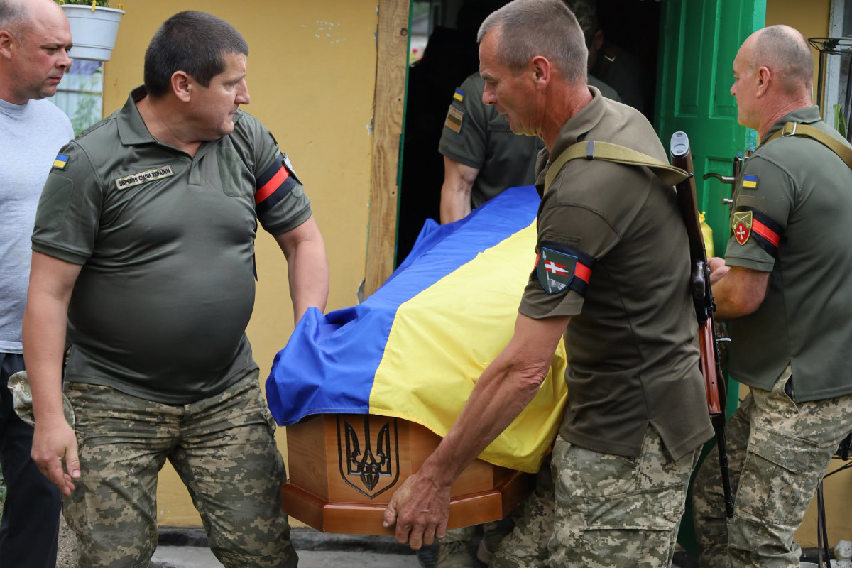 Тривалий час вважався зниклим безвісти: на Волині в останню земну дорогу провели захисника Андрія Стернічука