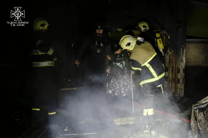 53 постраждалих, будинки без світла: що відомо про наслідки нічної атаки на Київ