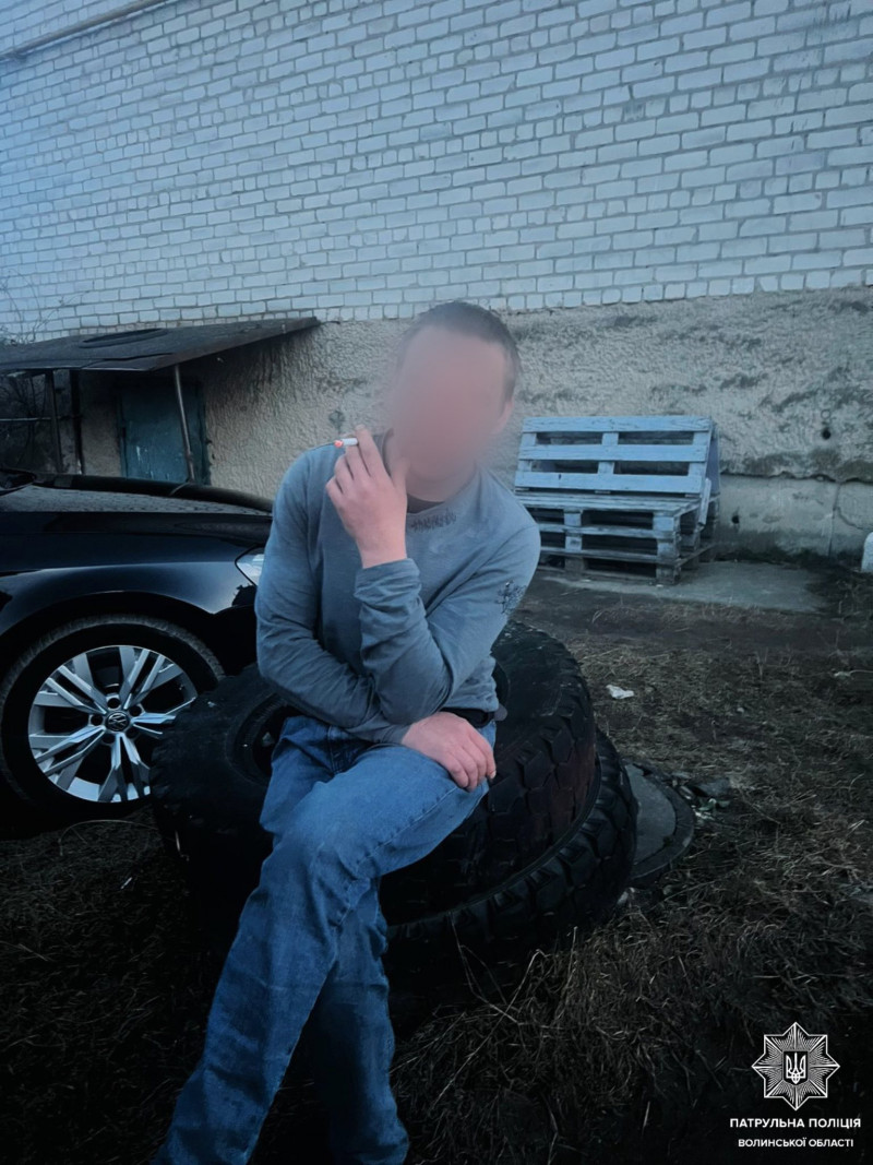 У місті на Волині п’яний водій без прав врізався у припарковане авто