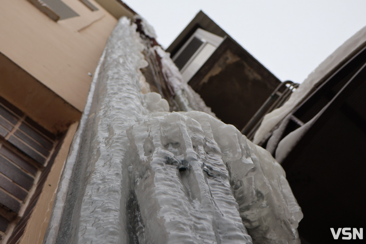 Небезпечні бурульки у Луцьку: хто відповідає за очищення дахів і як убезпечити себе