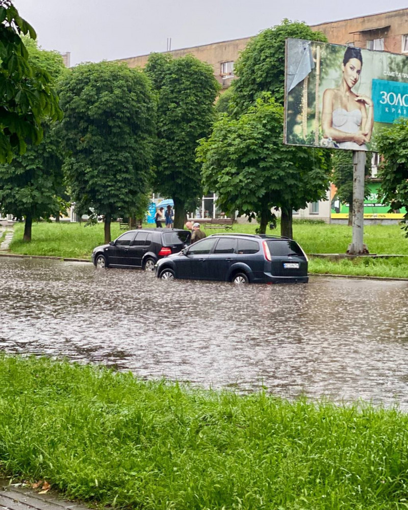 Злива з градом та затопленні вулиці: Львівщину накрила негода. Фото