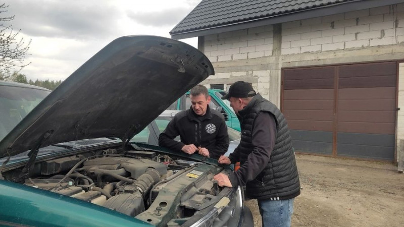 На Волині поляк безплатно лагодить авто для ЗСУ
