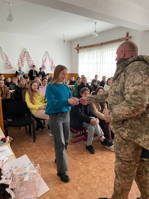 Учнівське послання стало оберегом: захисник з Волині вручив школяру свою бригадну нагороду