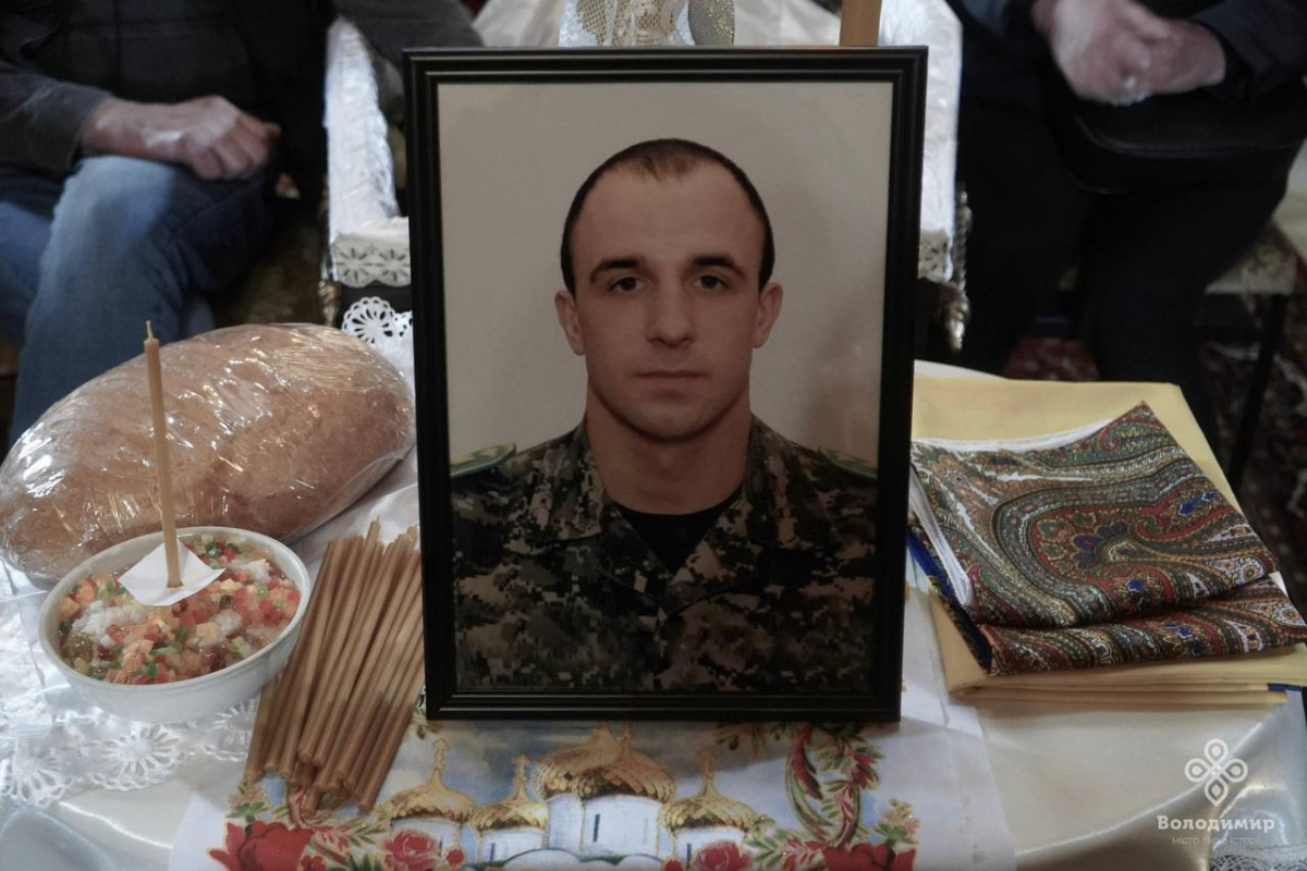 Донечка не пригорнеться до татуся: на Волині попрощались з 35-річним Героєм Сергієм Остапишиним