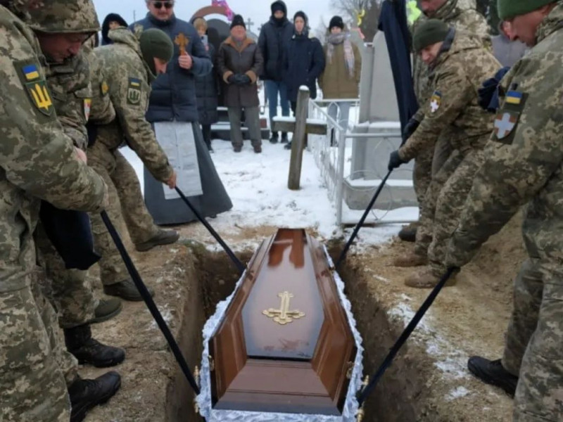 Матір бігла назустріч своєму сину: на Волині поховали Героя Олександра Гапонюка. Фото