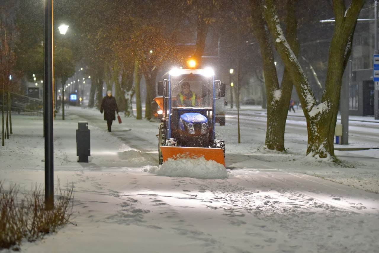 На вулицях Луцька працює снігоочисна техніка. Фото