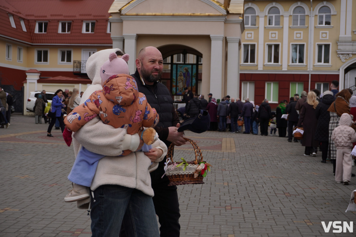 Як у Луцьку освячують Великодні кошики? Фоторепортаж
