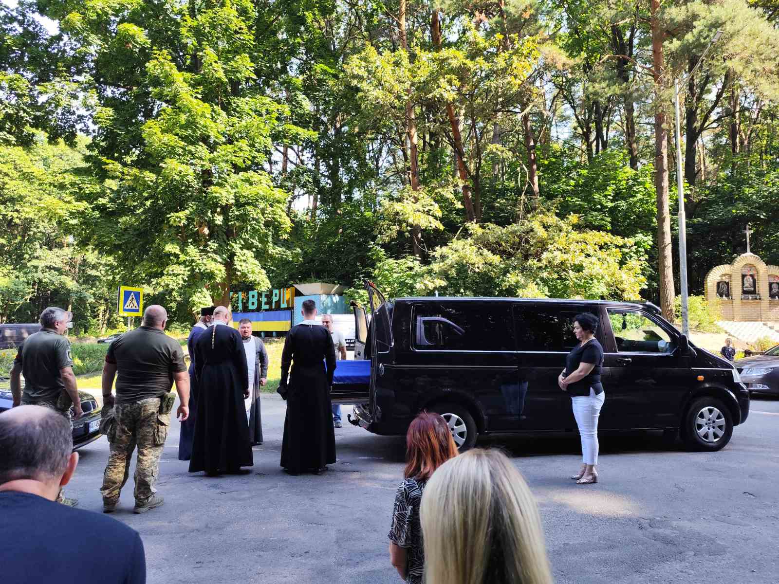 Овдовіла дружина, без батька залишилися дві донечки: на Волині попрощались з Героєм Віктором Галабурдою