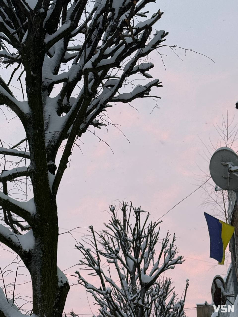Зимова казка в Луцьку: засніжене місто та небо, що віщує мороз
