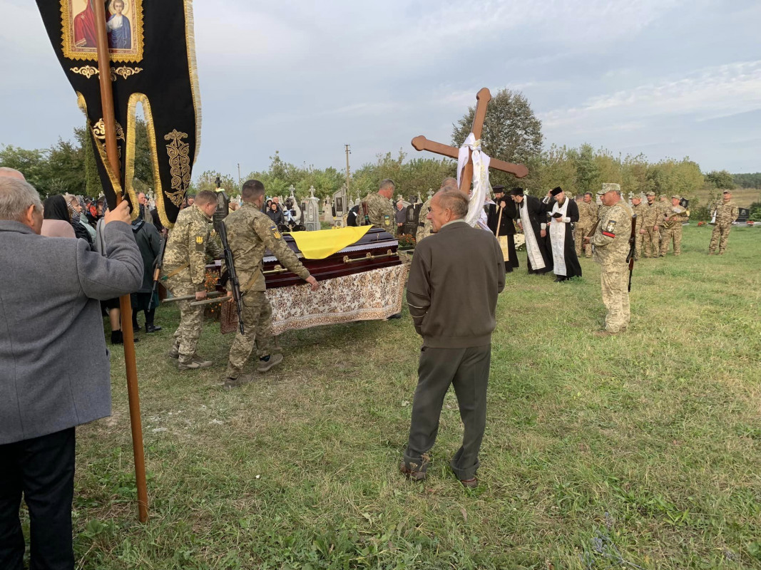 Помер на бойових позиціях: на Волині провели в останню дорогу захисника Олександра Юзвика