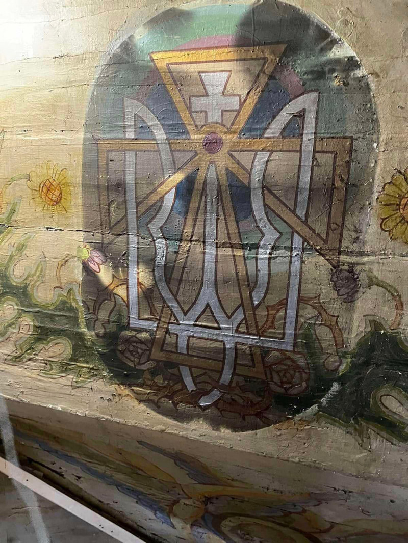 У старовинній українській церкві відшукали зображення чотирьох великих тризубів