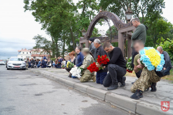 Залишилася 8-місячна дитина: У Володимирі попрощалися із Захисником України