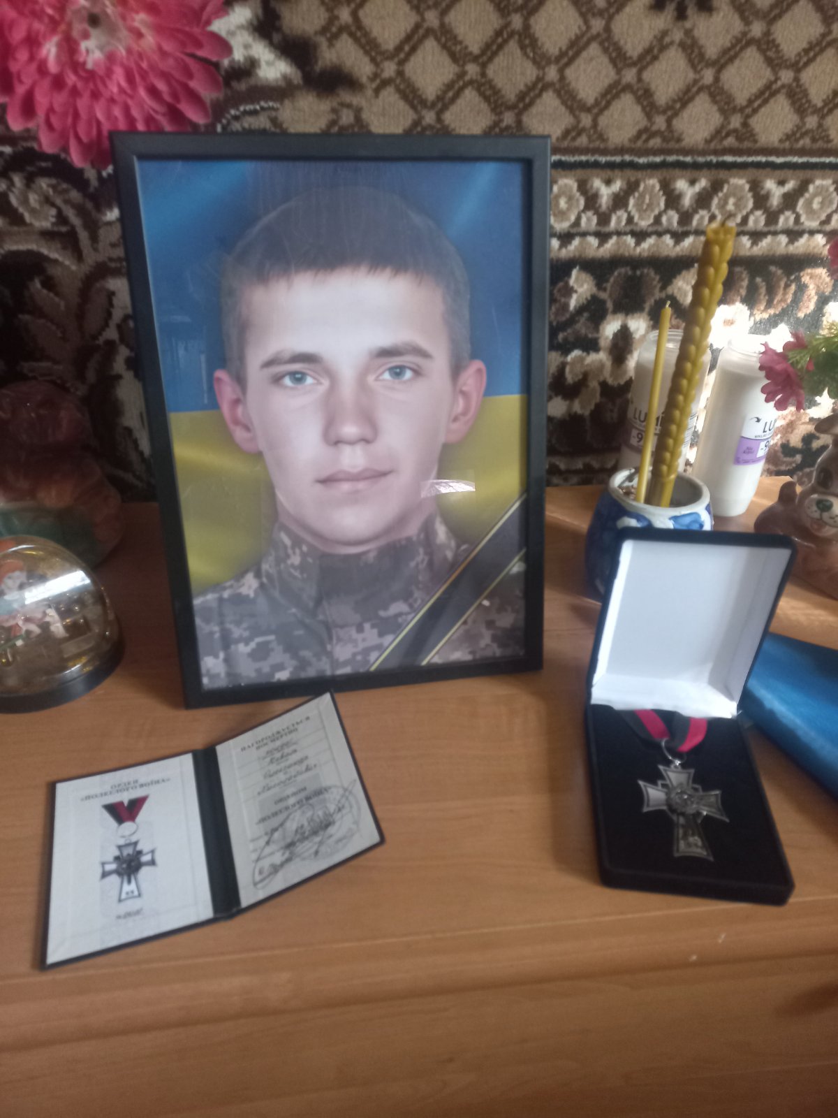 Йому назавжди 28: мамі загиблого снайпера з Волині передали його відзнаку