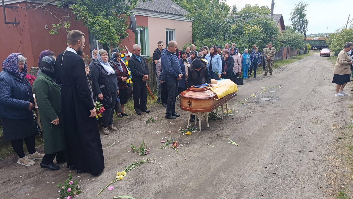 На Волині через рік після загибелі в останню путь провели 37-річного Героя Миколу Максимчука