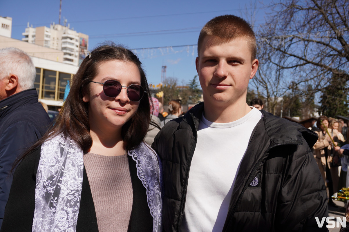 Сотні вірян прийшли освячувати вербу у головний собор Луцька. Фоторепортаж