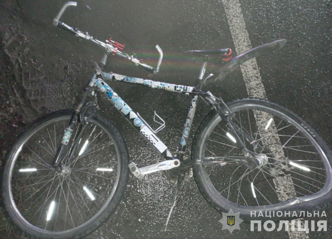 У Луцькому районі автівка збила велосипедиста, водій з місця аварії втік. Фото