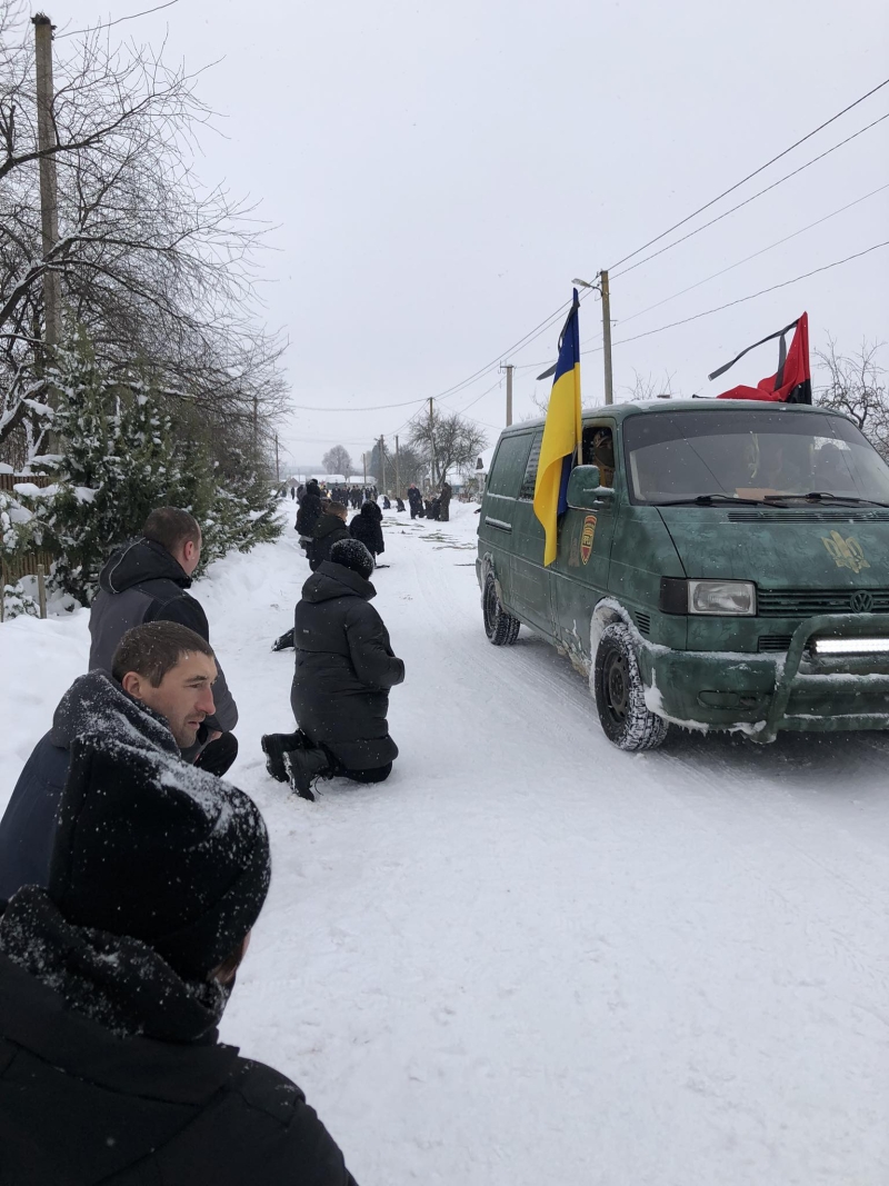 Ще зовсім недавно приїжджав у відпустку, а зараз зустріли «на щиті»: на Волині попрощалися із захисником Віталієм Рабчуном