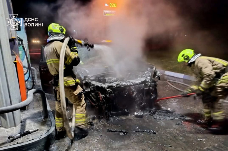 Пожежі на Волині: вогонь забрав життя жінки та спопелив автомобіль