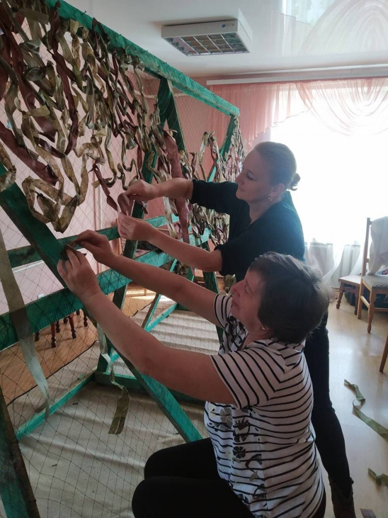 У громаді на Волині працівники культури плетуть маскувальні сітки для ЗСУ