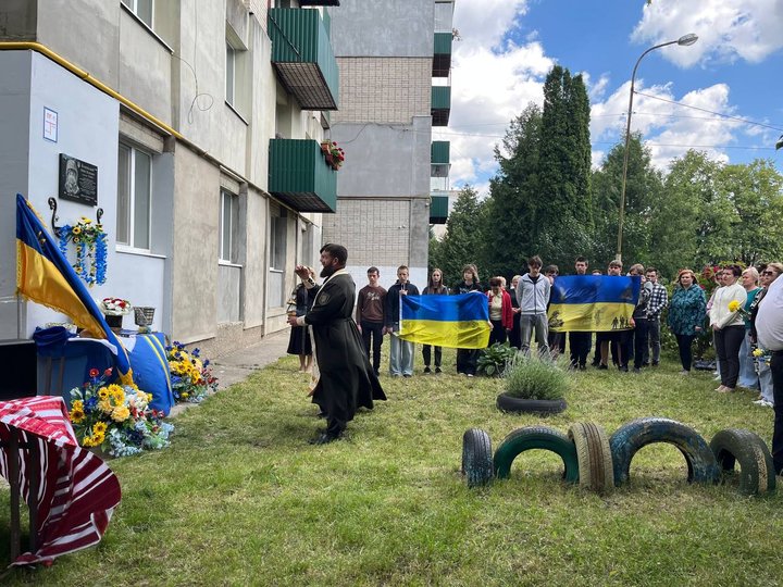 «Я пишу йому листи, які він ніколи не прочитає»: у Луцьку відкрили меморіальну дошку Герою Юрію Кошинському