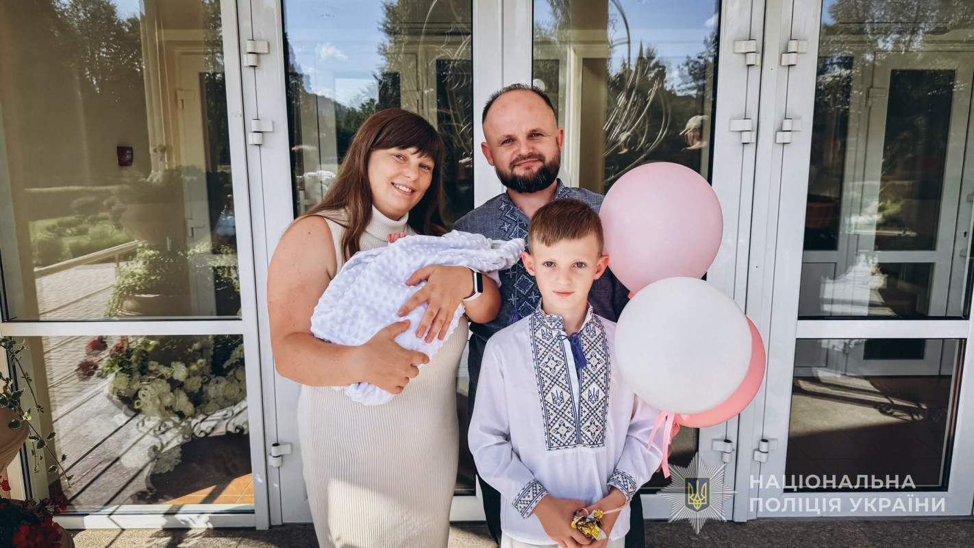 Не бачив дружину всю вагітність: у поліцейського-добровольця з Волині народилася донечка
