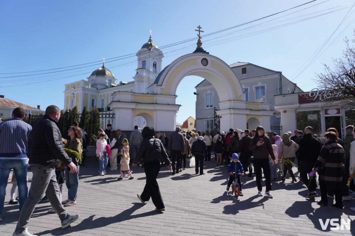 У Луцьку на Вербну неділю біля собору утворилися величезні черги