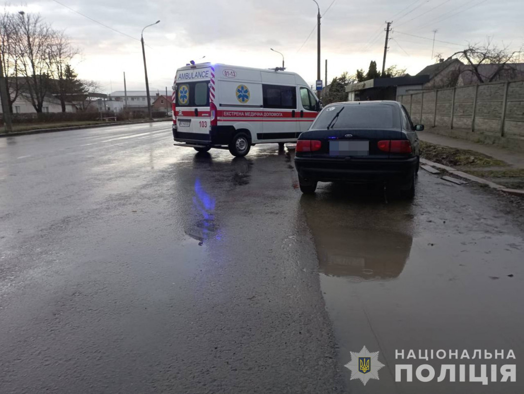 У Луцьку п'яний водій на авто збив жінку і дитину, вони у лікарні. Фото