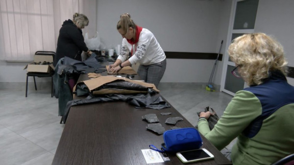 За сім місяців передали тисячу пар: луцькі волонтерки шиють тактичні рукавиці для військових