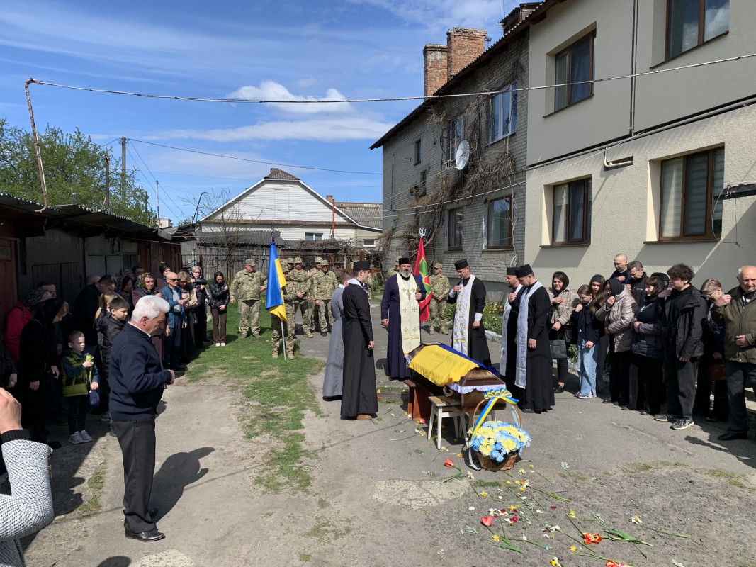 Останній дзвінок для Героя: у місті на Волині попрощалися з Олександром Каленюком