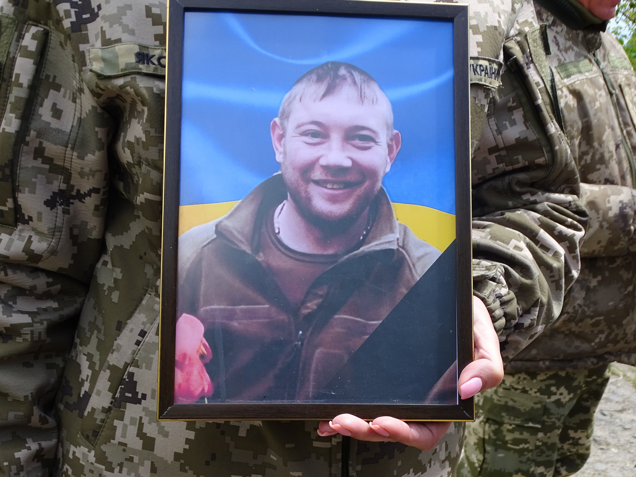«Вивозив з поля бою поранених, рятував життя, повертав тіла загиблих»: на Волині сотні людей провели в останню дорогу Героя Володимира Кміна