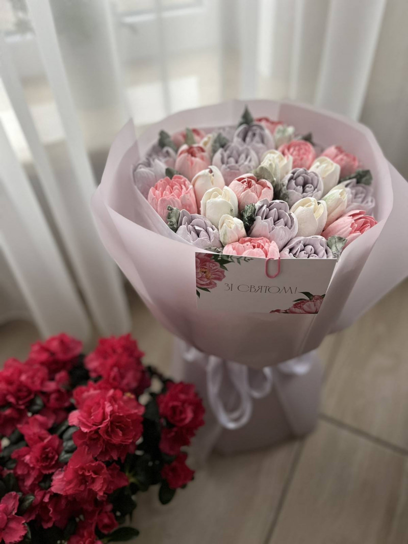 Захоплення переросло у власну справу: вчителька з Волині створює букети із зефіру