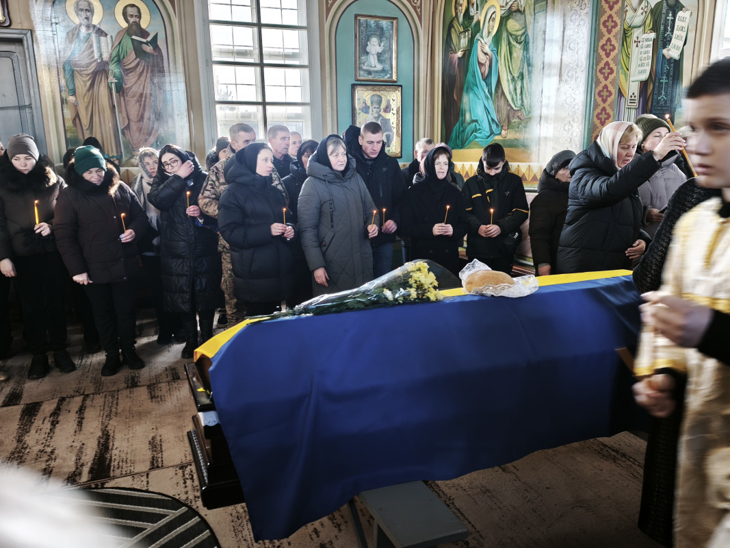 Вів команду, ризикуючи життям: на Волині вперше в храмі заупокійне богослужіння за захисником лунало українською