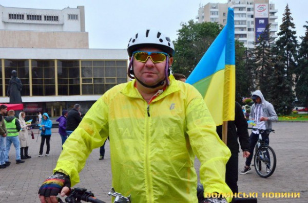 Погода не завада: у Луцьку велопробіг у вишиванках таки відбувся