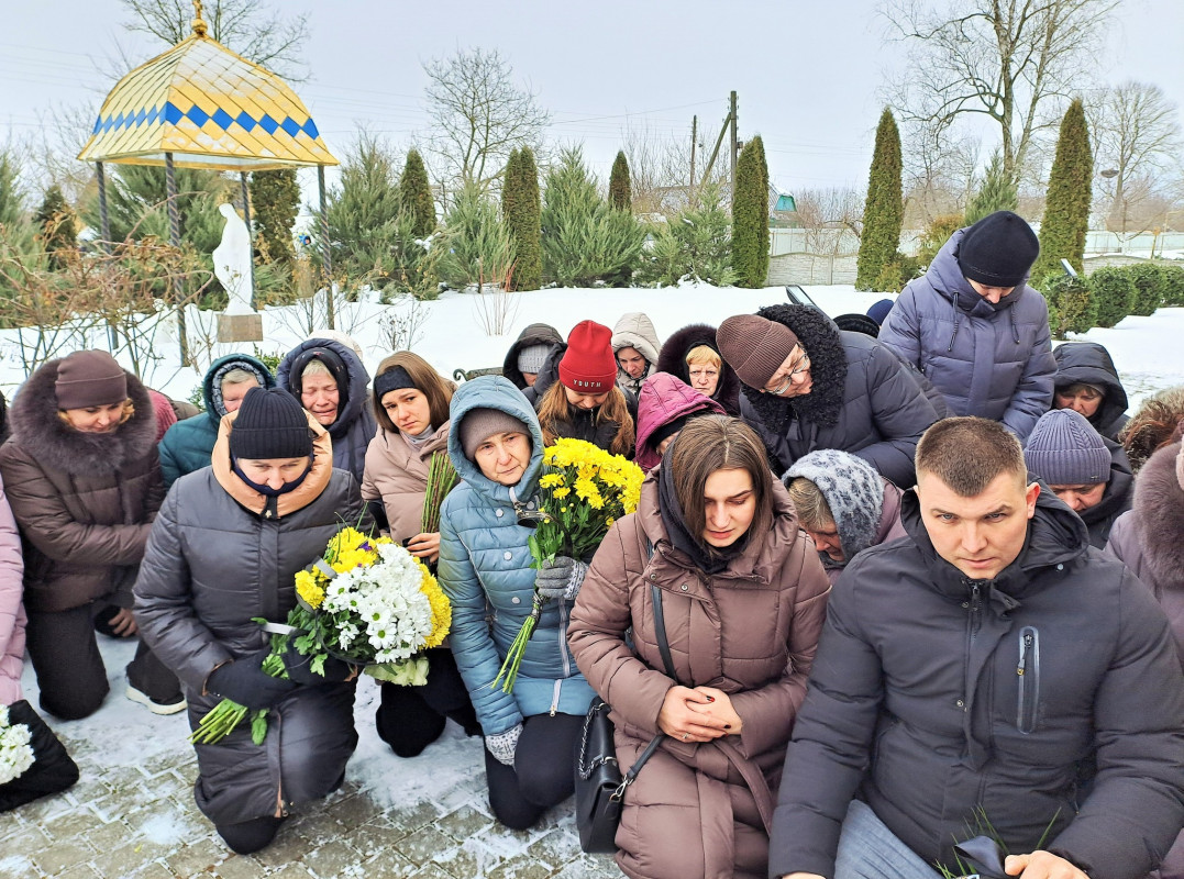 Зійшлося усе село: на Волині попрощалися з молодим Героєм Ігорем Тимоніком