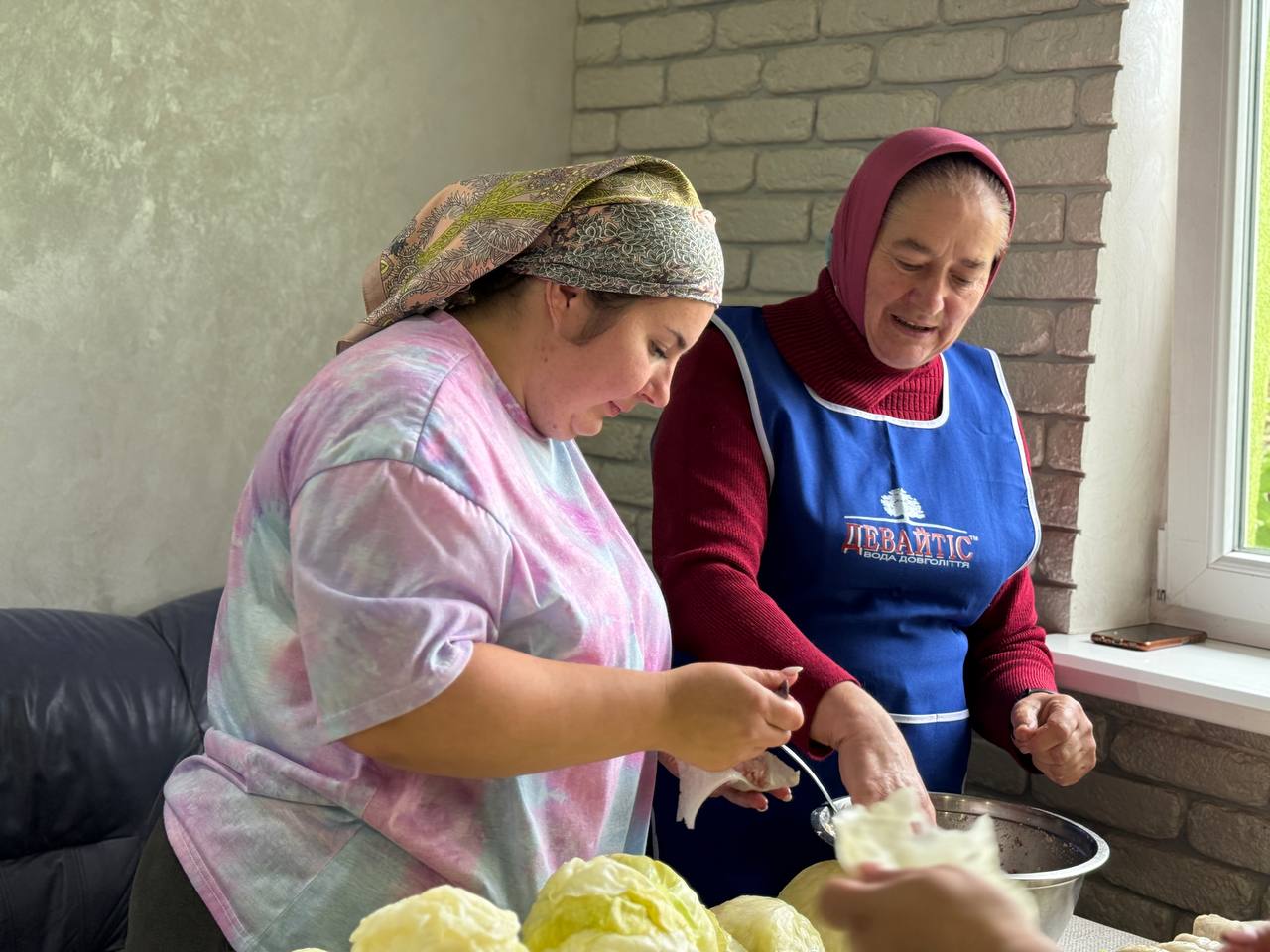 «Ми живемо, щоб пам’ятати»: історія волинської спільноти, яка тримає тил і вишиває пам’ять про Героїв