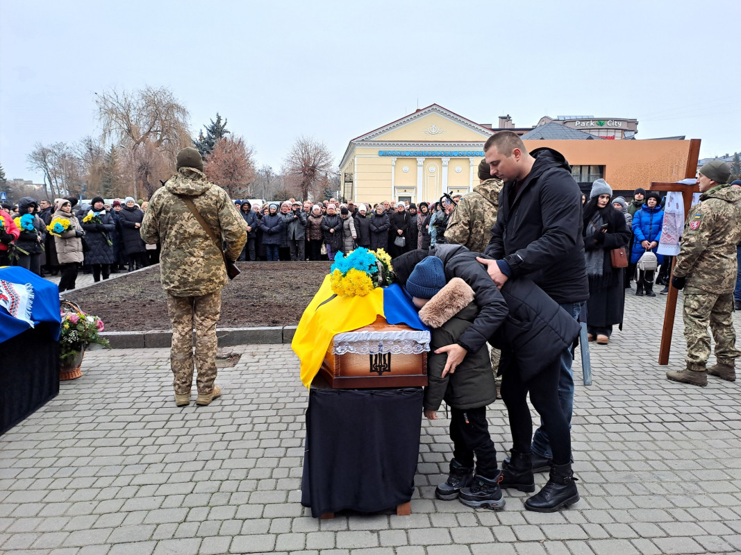 Дві втрати в одні громаді: на Волині попрощалися з Героями Артемом Абрамчуком та Юрієм Гусаром