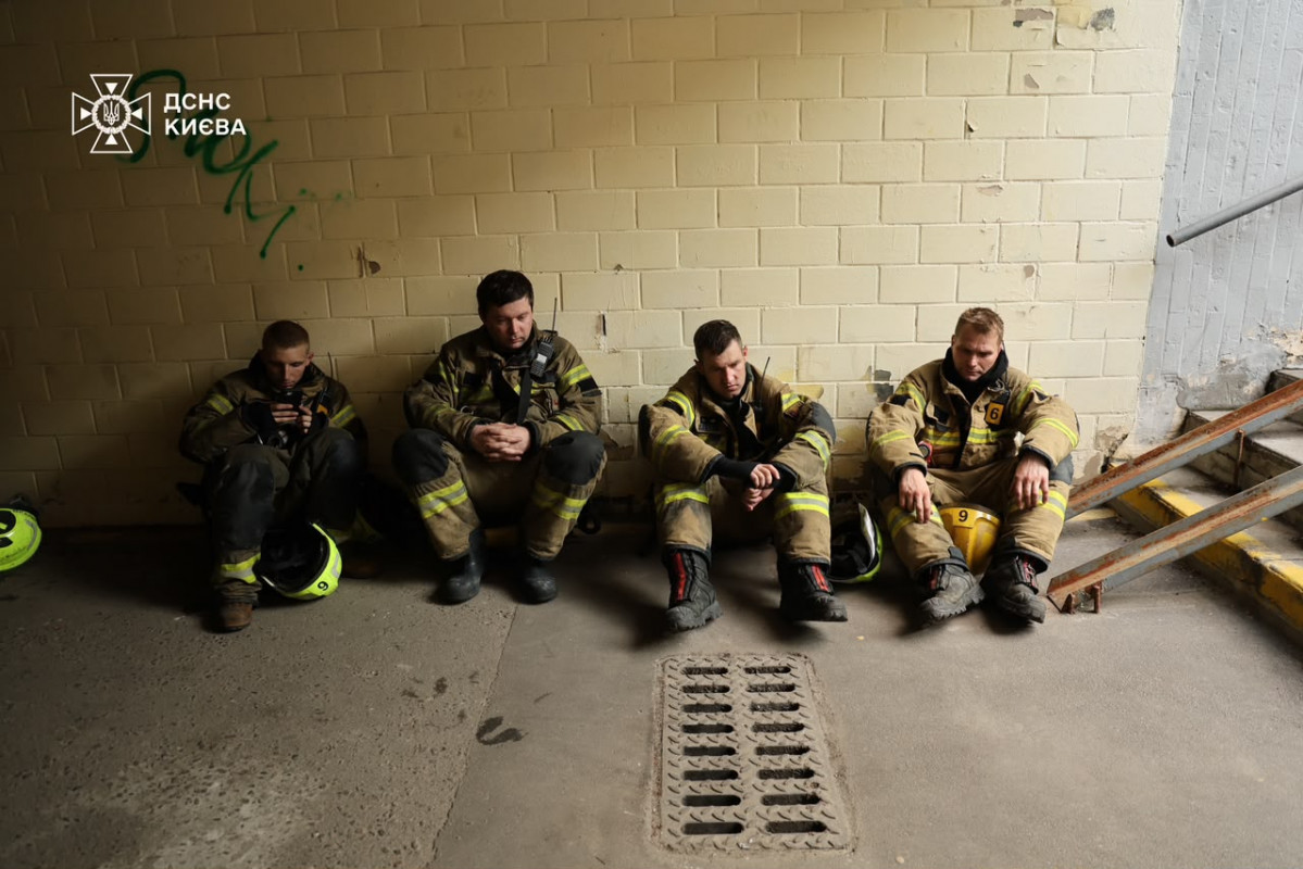 Пекельна ніч у Києві: ДСНС показала, як рятувальники борються з наслідками удару РФ
