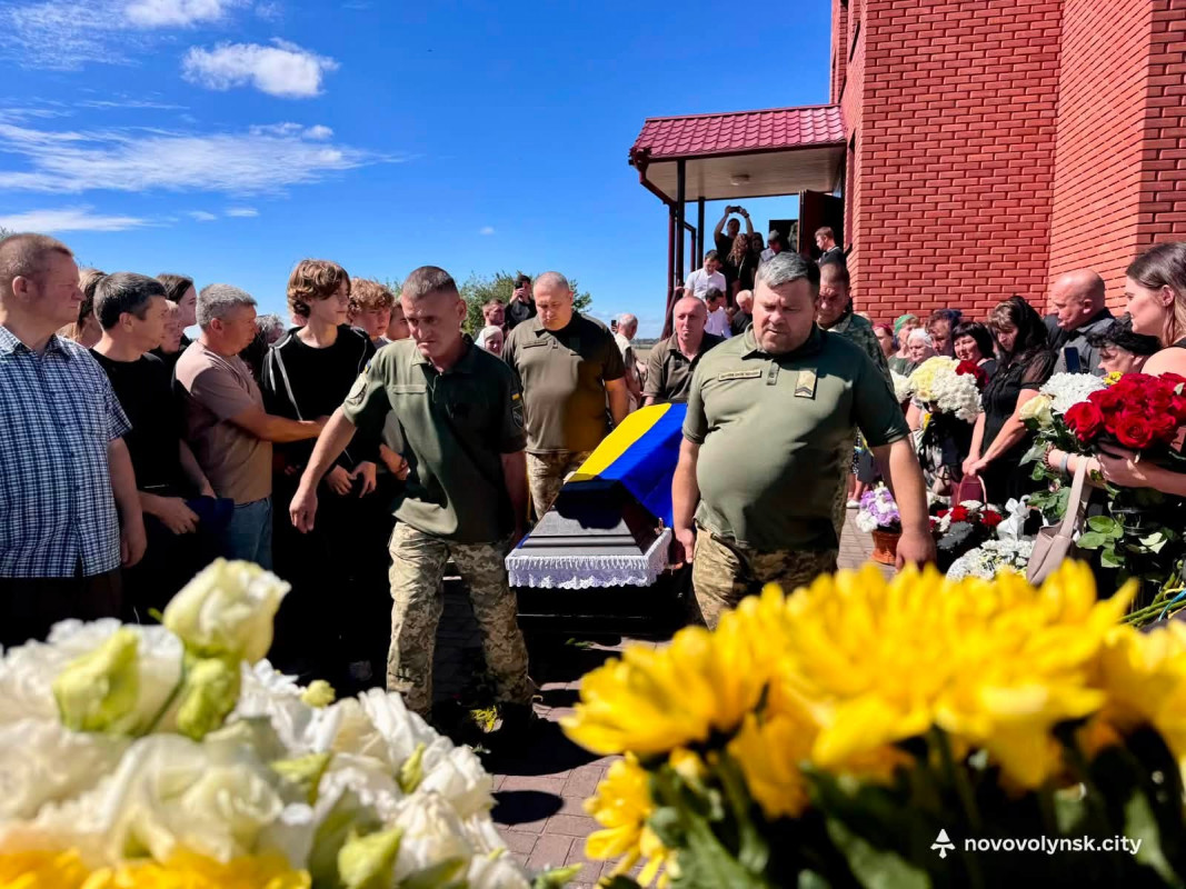 Йому було тільки 30: на Волині попрощалася з молодим Героєм Миколою Мурмилем