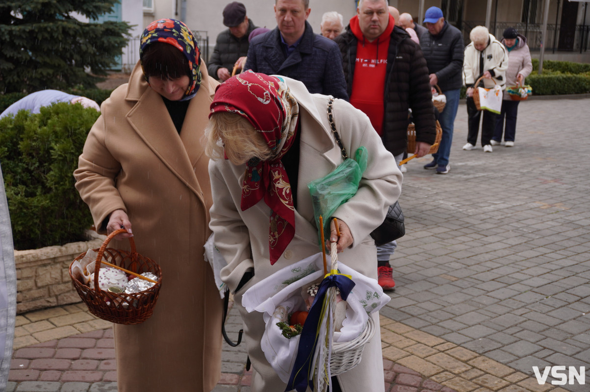Як у Луцьку освячують Великодні кошики? Фоторепортаж