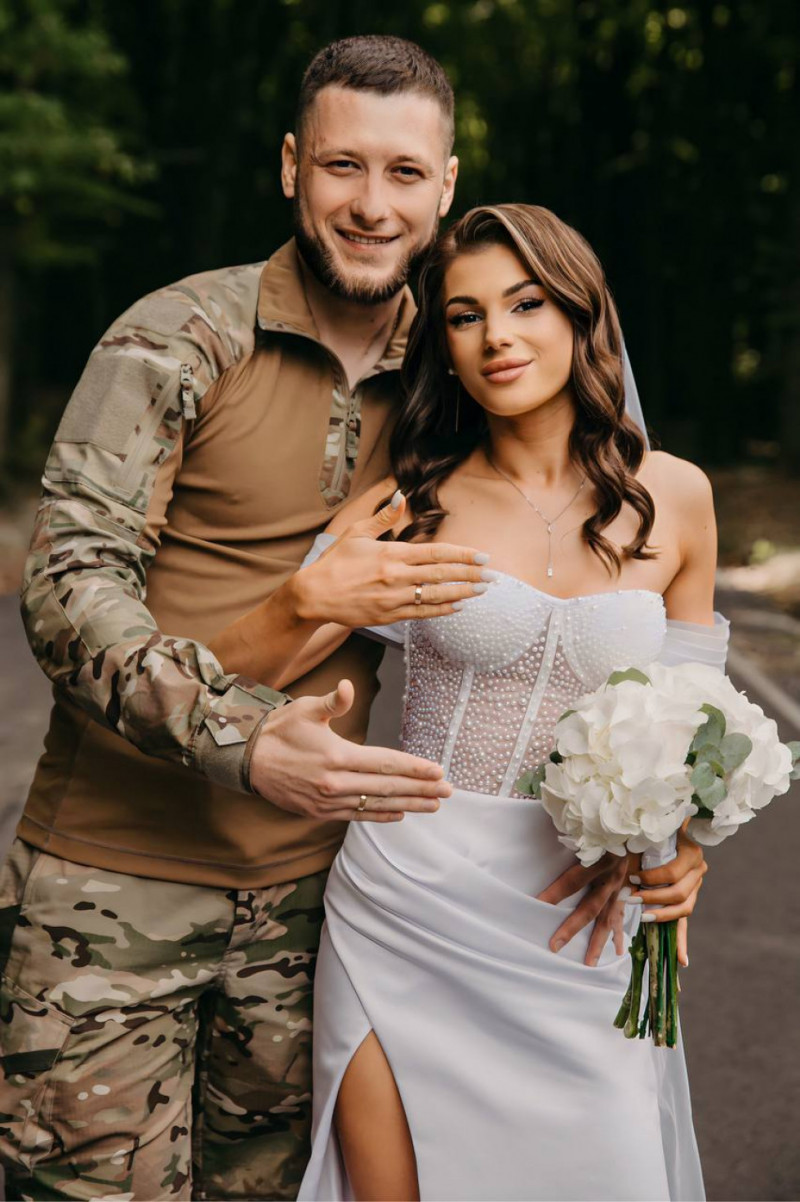 Прийшов у відпустку, одружився і пішов на фронт. у Луцьку військовий одружився зі своєю коханою. Фото